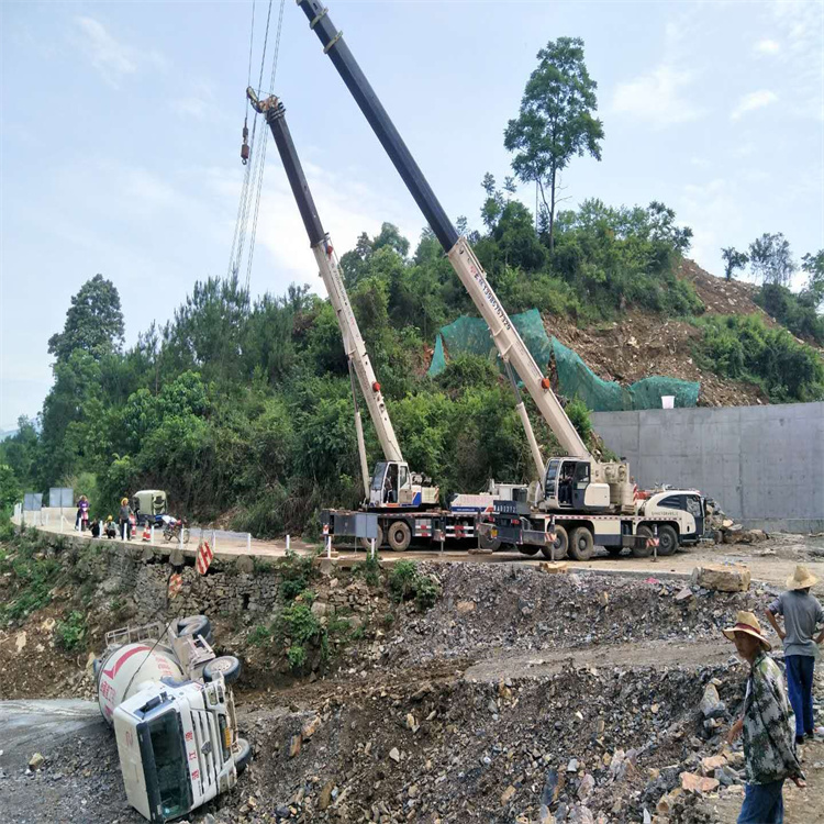 旌阳汽车掉沟里叫吊车救援要多少钱